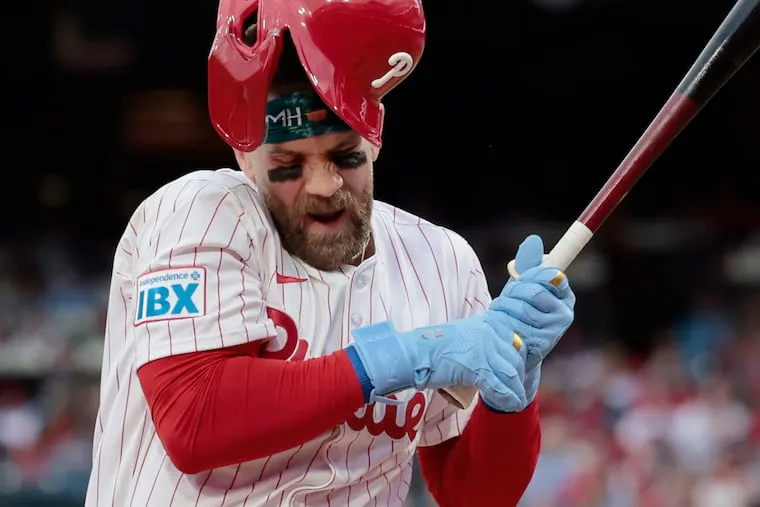 Terkena Siku Lemparan, Bryce Harper Tinggalkan Pertandingan Phillies dengan Memar