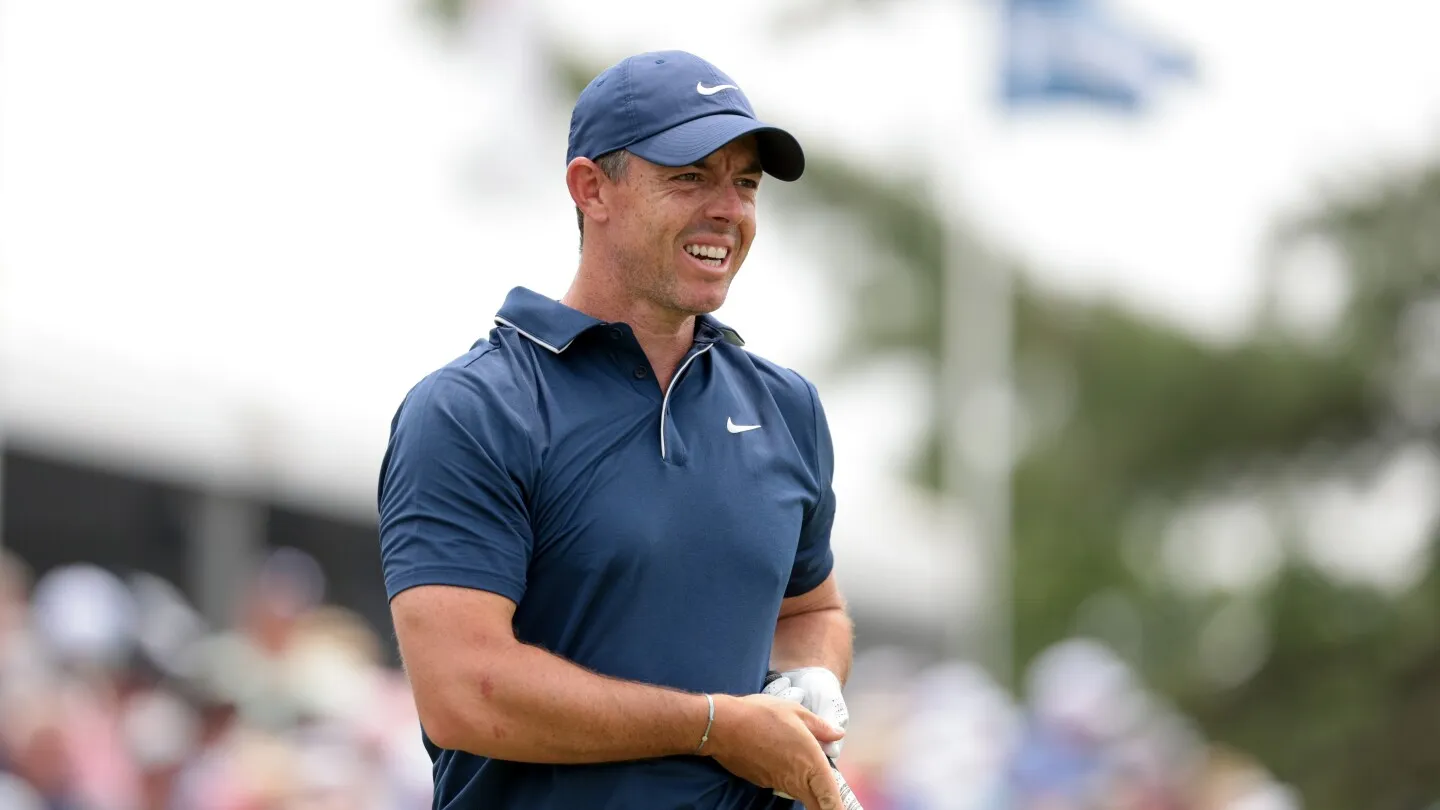 Rory McIlroy Hancurkan Penanda Tee tapi Lolos Cut di U.S. Open