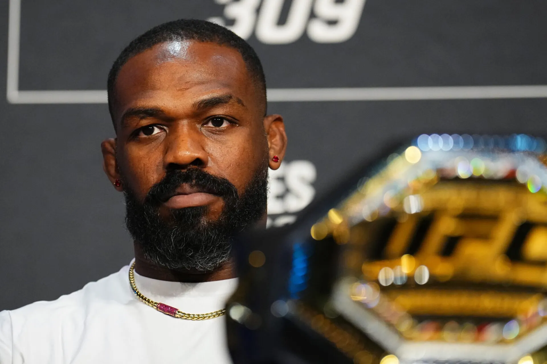 Jon Jones Lepaskan Serangan Tidak Akurat ke Tom Aspinall Sambil Mengejek 'Tak Terbantahkan' di Tengah Perseteruan UFC yang Pahit