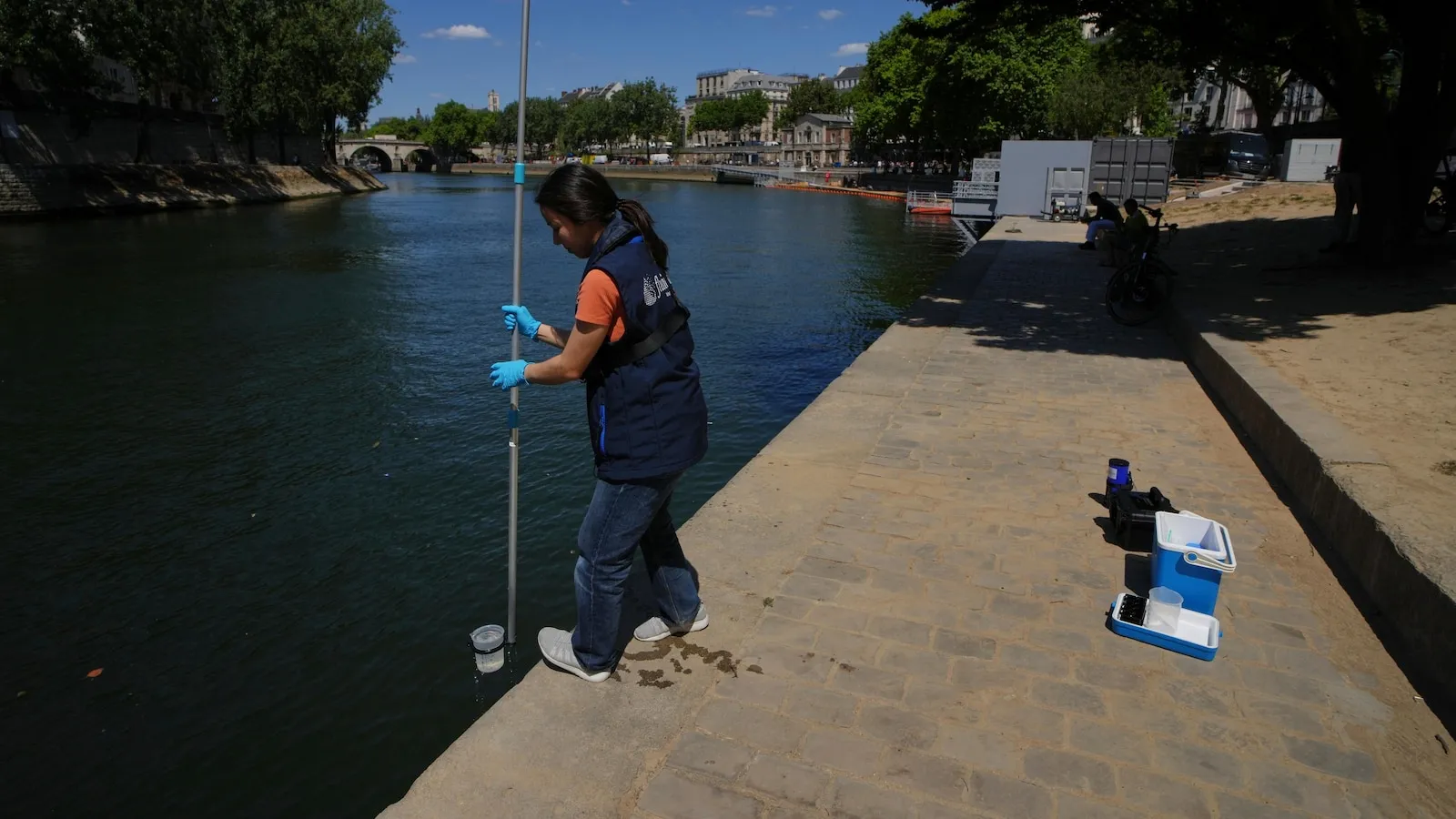 Ingin Berenang di Paris? Sungai Seine Dibuka Kembali untuk Umum Setelah Satu Abad - ABC News