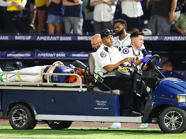 Bigge Rays Dibawa Keluar Setelah Terkena Bola Foul di Dugout